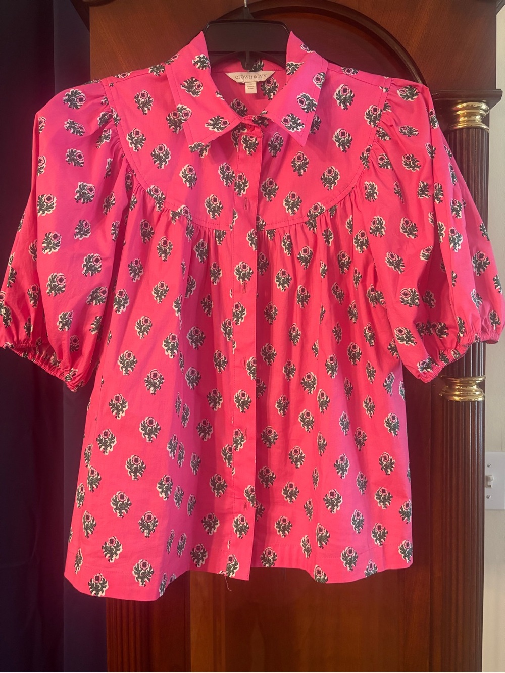 crown & ivy Hot Pink Floral Button-Front Puff Sleeve Blouse